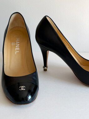 CHANEL Black Leather Cap-Toe CC Logo Pump | Silver Heel Ring | EU 37.5 | US 6.5